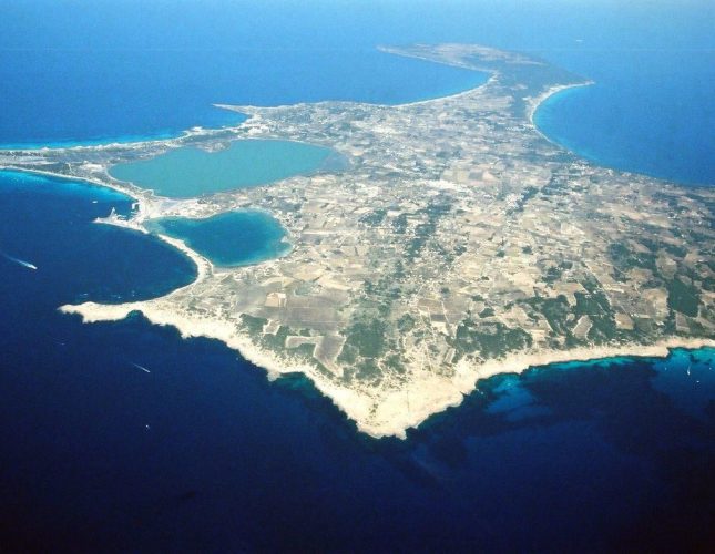 VISTA AÉREA ISLA FORMENTERA.- 5.6.03.- Panorámica aérea de la isla de Formentera con una superficie 82 km que ofrece un actrativo con diversidad natural propia de la región