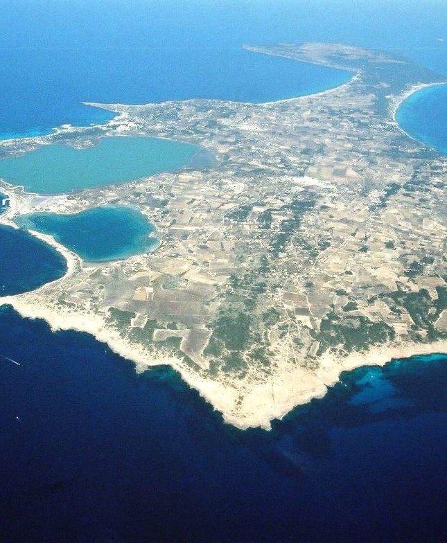 VISTA AÉREA ISLA FORMENTERA.- 5.6.03.- Panorámica aérea de la isla de Formentera con una superficie 82 km que ofrece un actrativo con diversidad natural propia de la región